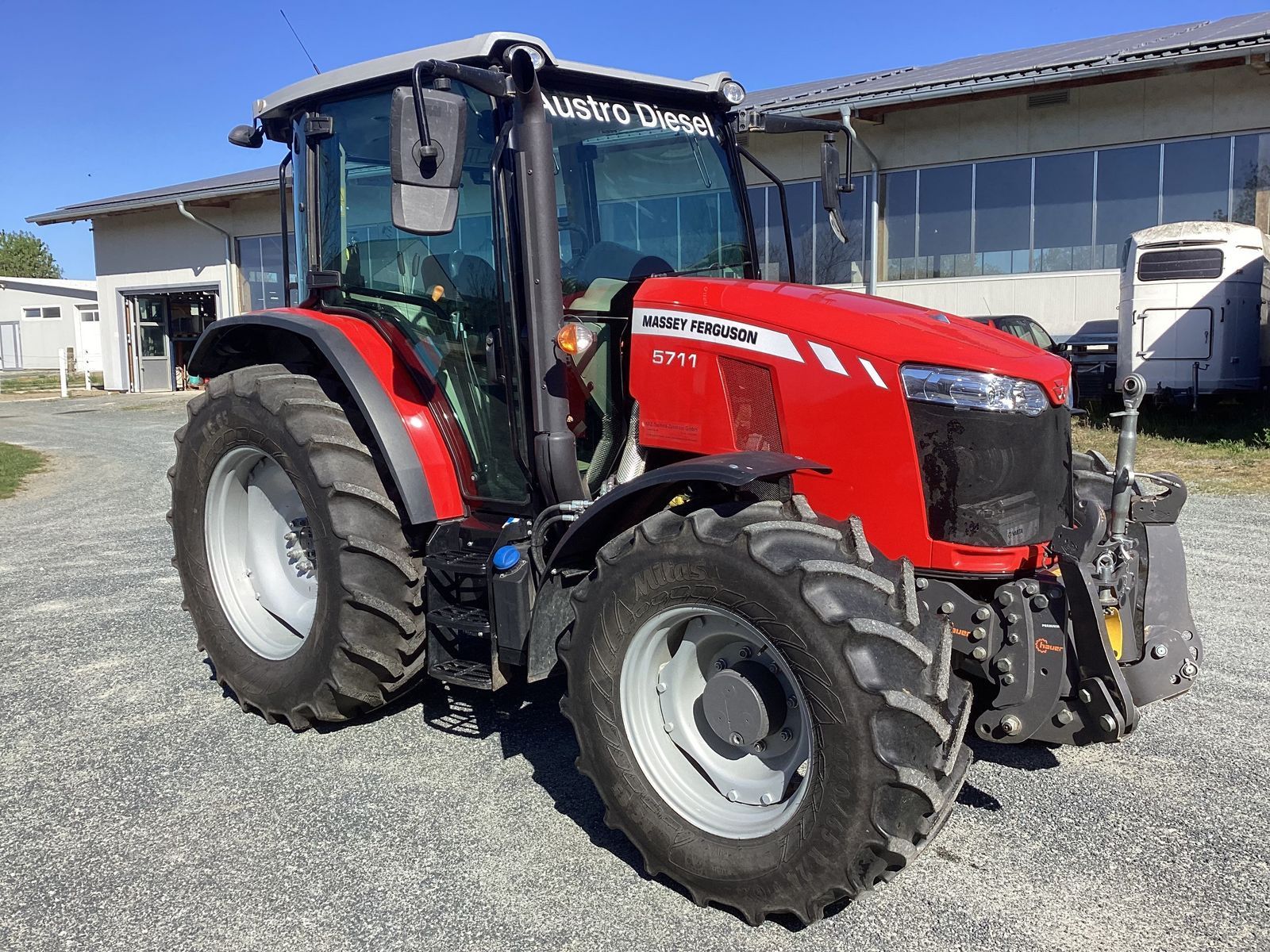 Massey Ferguson 5711 Traktor 51 000 €