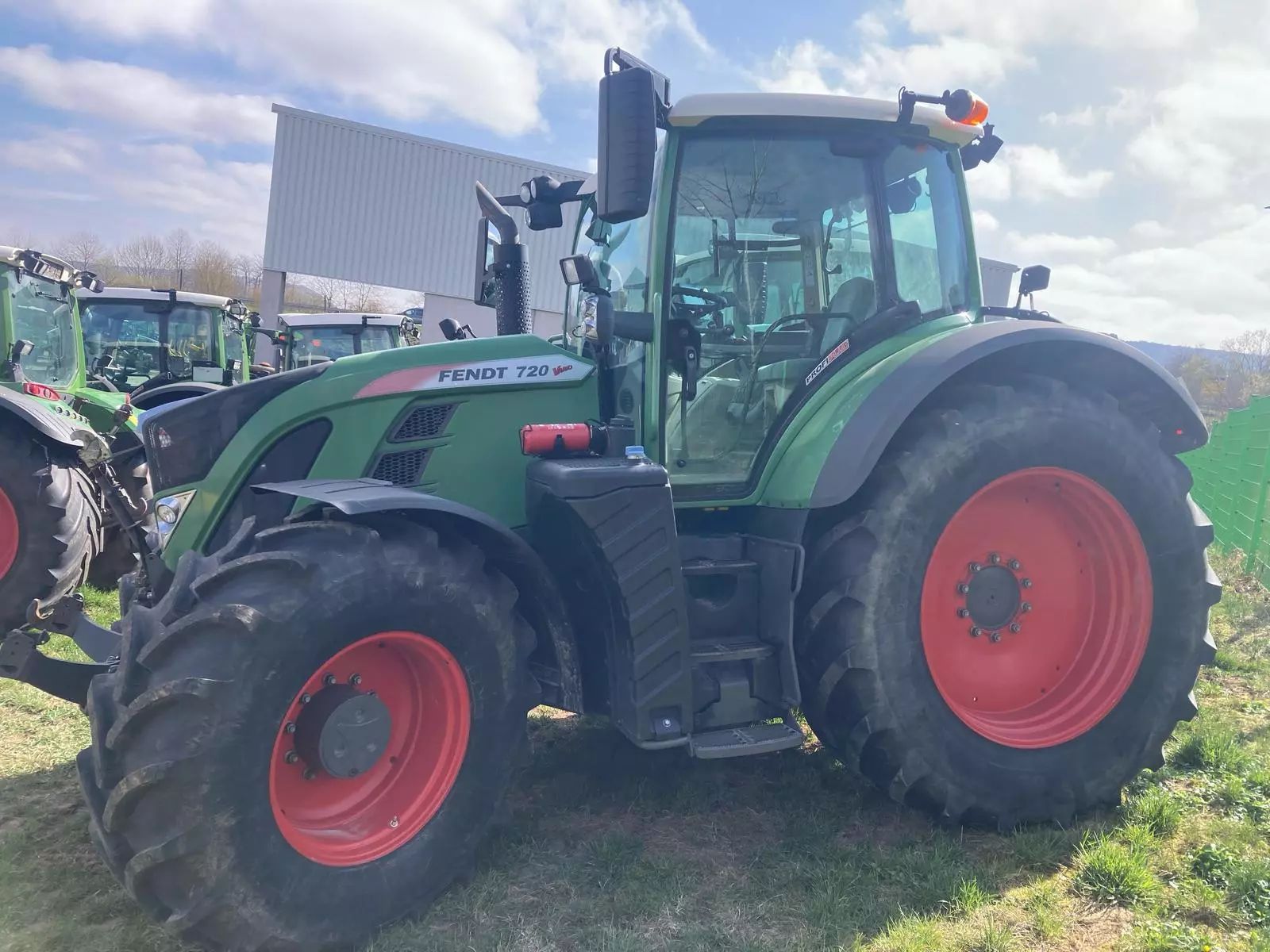 E-FARM: Fendt 720 Vario ProfiPlus - Traktor - id DALTW3V - 125.000 € - Baujahr: 2016 - Abgelesene Motorstunden: 4.662,Motorleistung (PS): 201,Deutschland