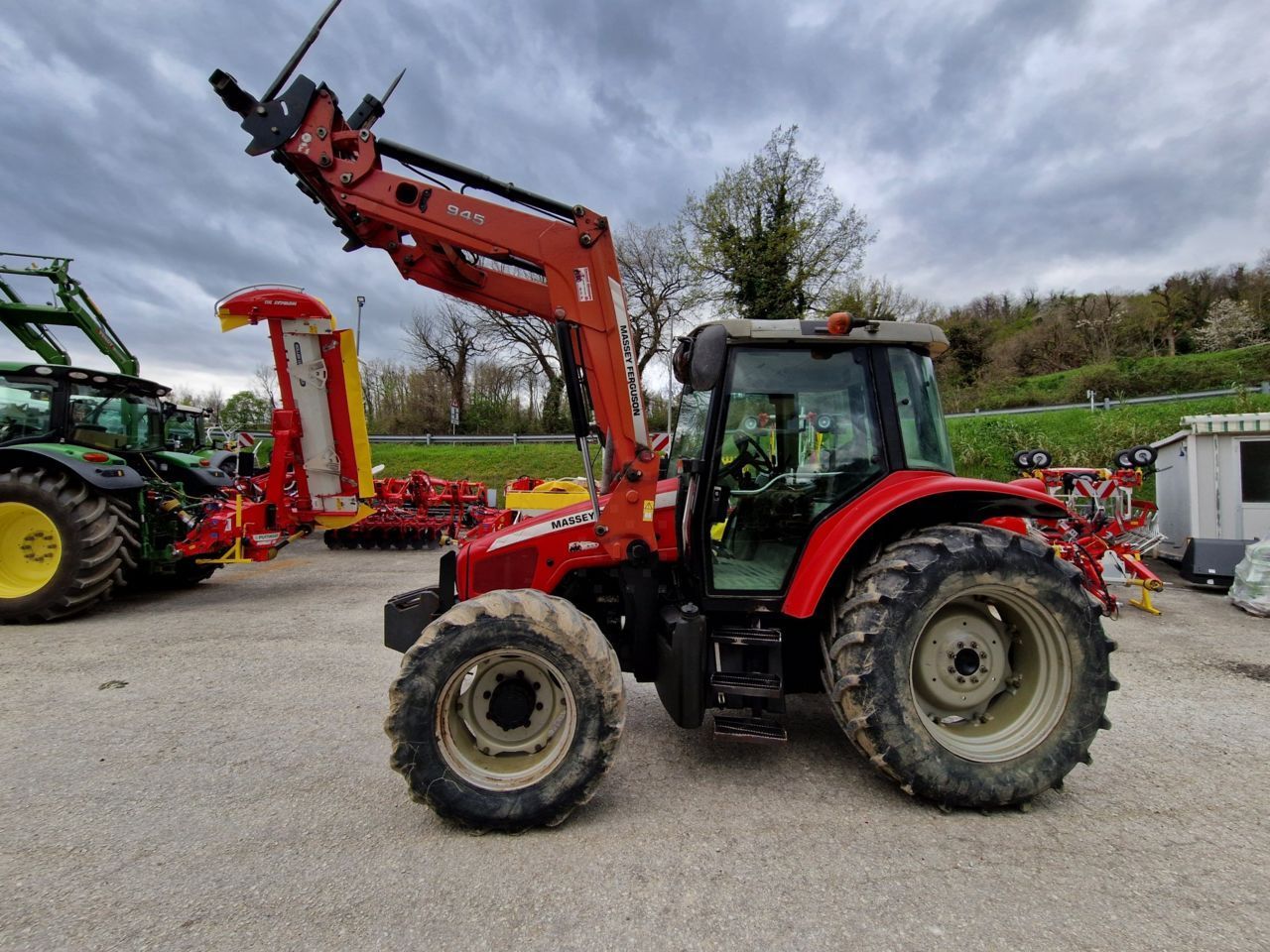E-FARM: Massey Ferguson 5445 - Traktor - id 2TKCGKP - 29 800 € - Rok produkcji: 2005 - Motogodziny: 6873,Moc silnika: 92,Włochy