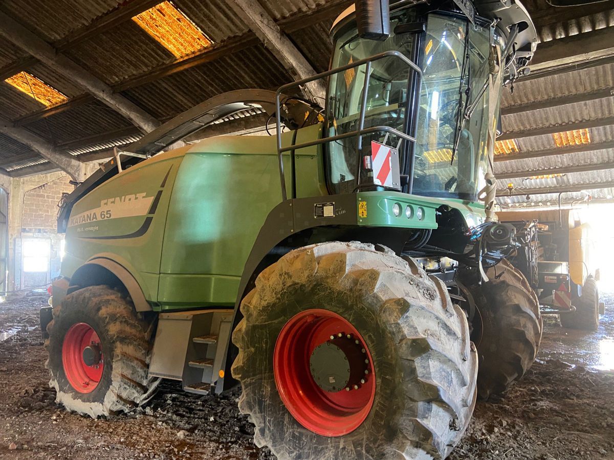 E-FARM: Fendt Katana 65 - Sieczkarnia samobieżna - id 5KUJG44 - 135 000 € - Rok produkcji: 2013 - Motogodziny: 2300,Francja