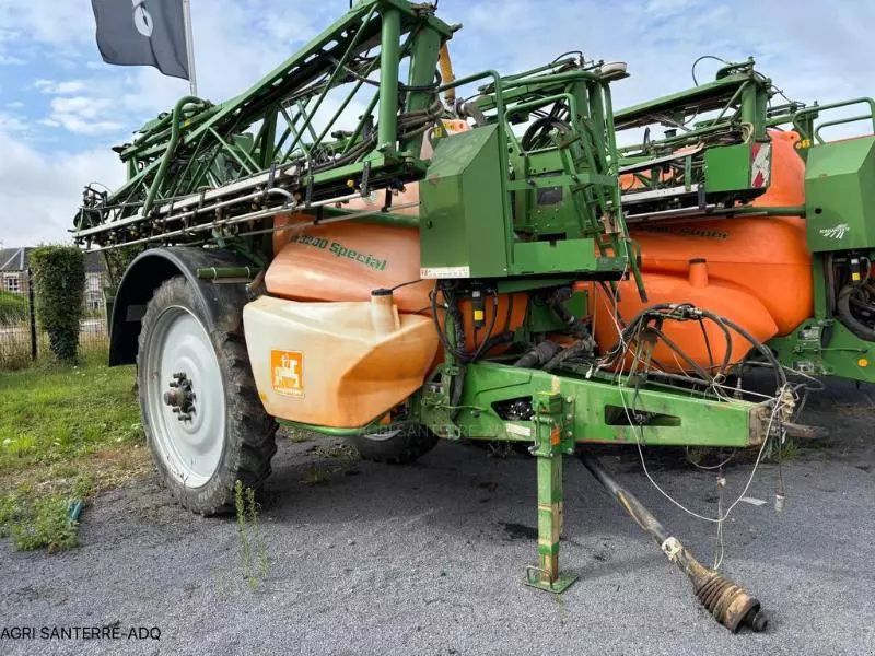 E-FARM: Amazone ux 3200 - Opryskiwacz - id UIZ9XPI - 32 000 € - Rok produkcji: 2010 - Francja