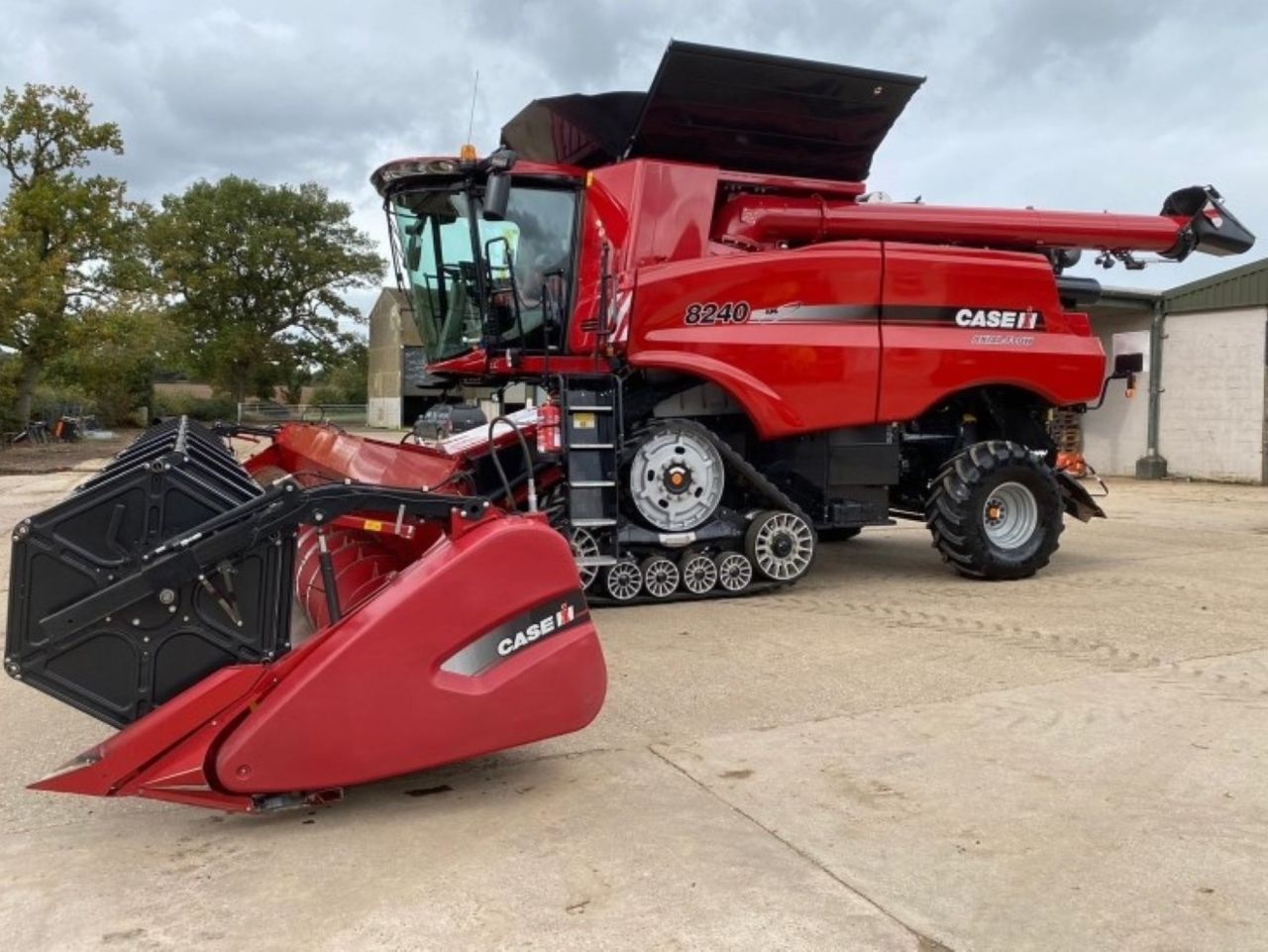 E-FARM: Case IH Axial Flow 8240 - Mähdrescher - id XHUP5LD - Baujahr: 2018 - Abgelesene Motorstunden: 1.960,Frankreich