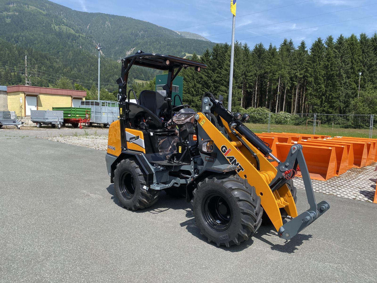 E-FARM: Giant g 2500 hd mit abklappbaren fahrerschutzdach - Ładowarka kołowa - id B33QVG8 - 39 084 € - Rok produkcji: 2025 - Moc silnika: 26,Austria