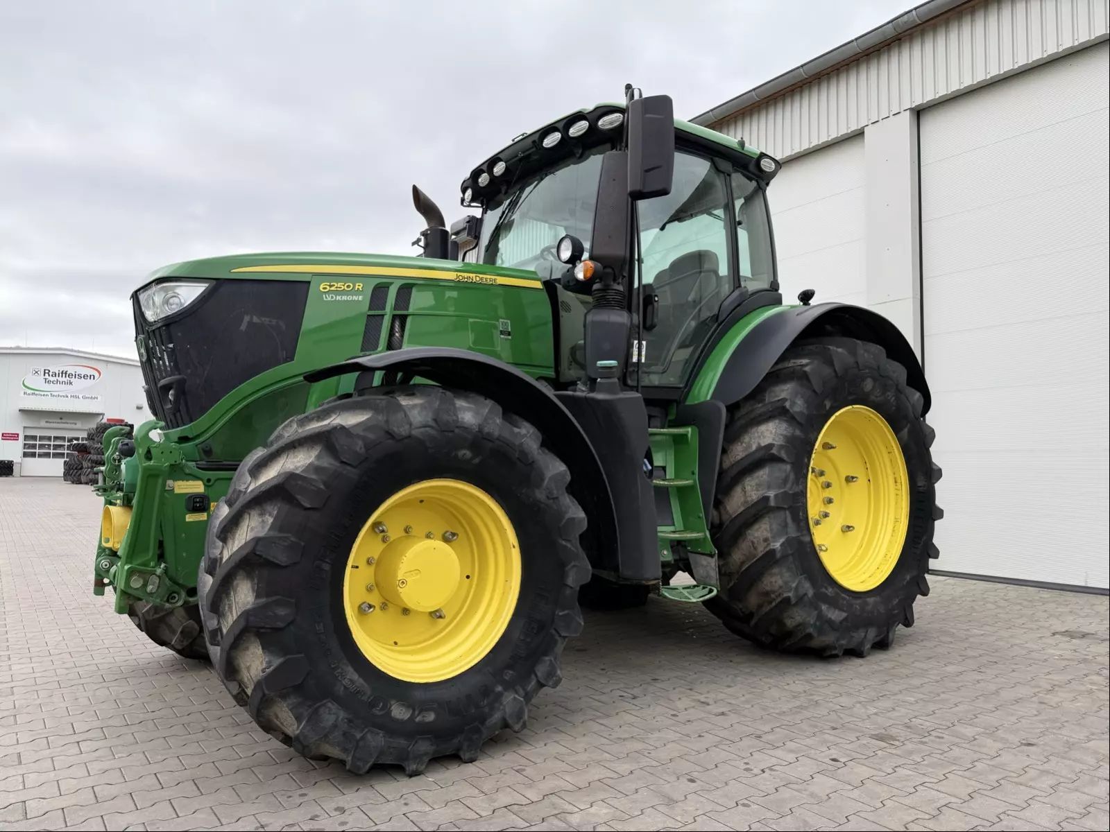 John Deere 6250 R Tractor €129,500