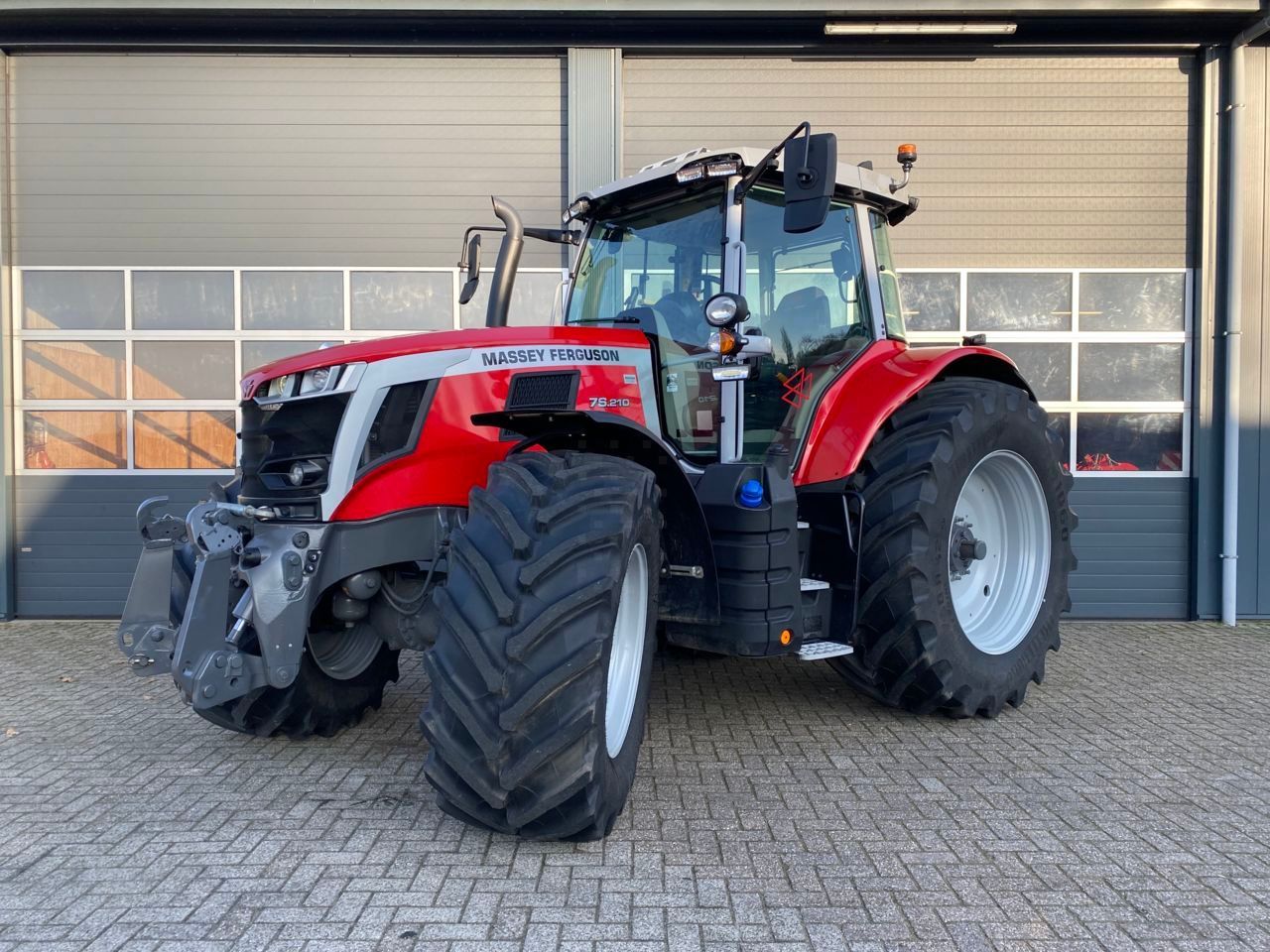 Massey Ferguson 7S.210 Traktor