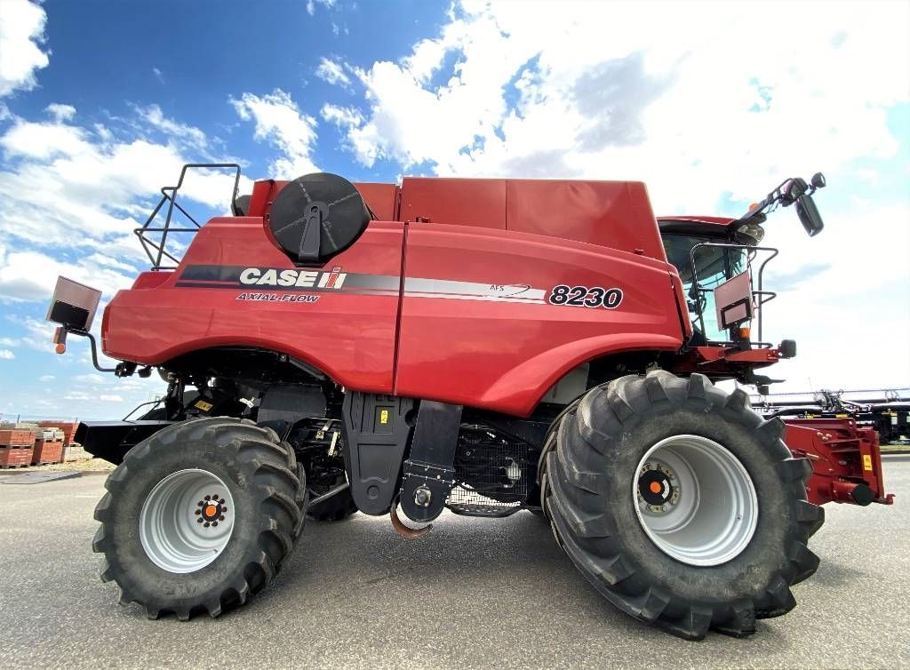 E-FARM: Case IH 8230 - Kombájn - id 1WKFE2Z - 219 000 EUR - Gyártási év: 2014 - Üzemóra (motor): 1200,Motor teljesítménye (LE): 476,Litvánia