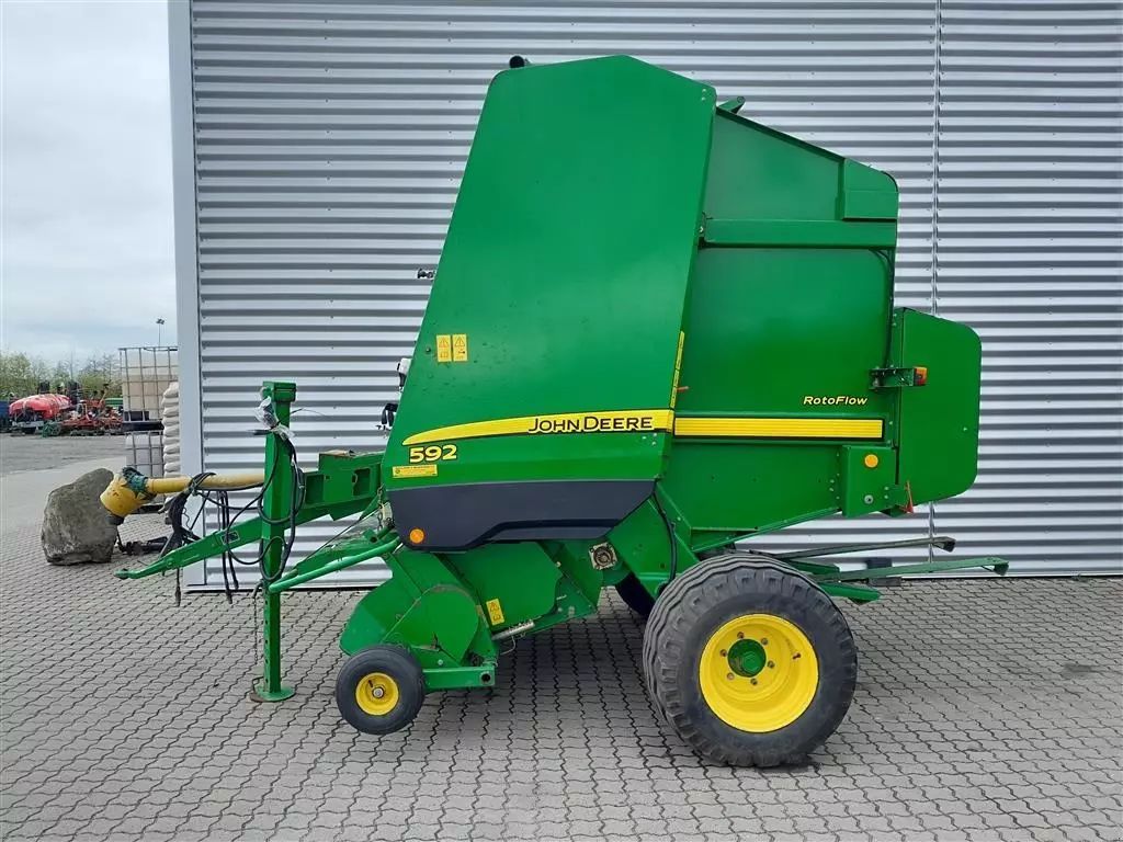 E-FARM: John Deere 592 - Baler - id FD3MS7C - €18,093 - Year of construction: 2007 - Denmark