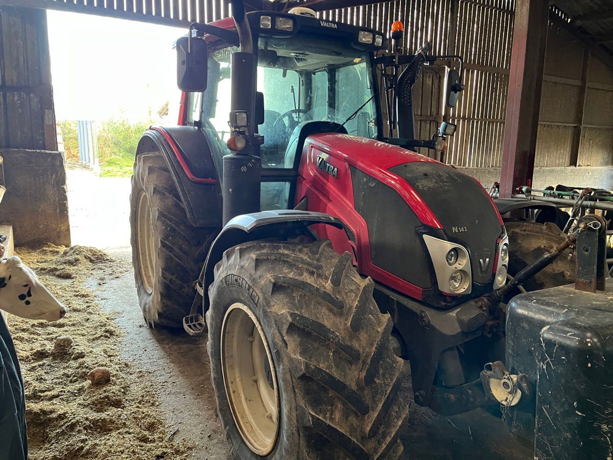 E-FARM: Valtra N 143 - Traktor - id SQFKHLJ - 35.000 € - Baujahr: 2013 - Abgelesene Motorstunden: 8.600,Motorleistung (PS): 145,Frankreich