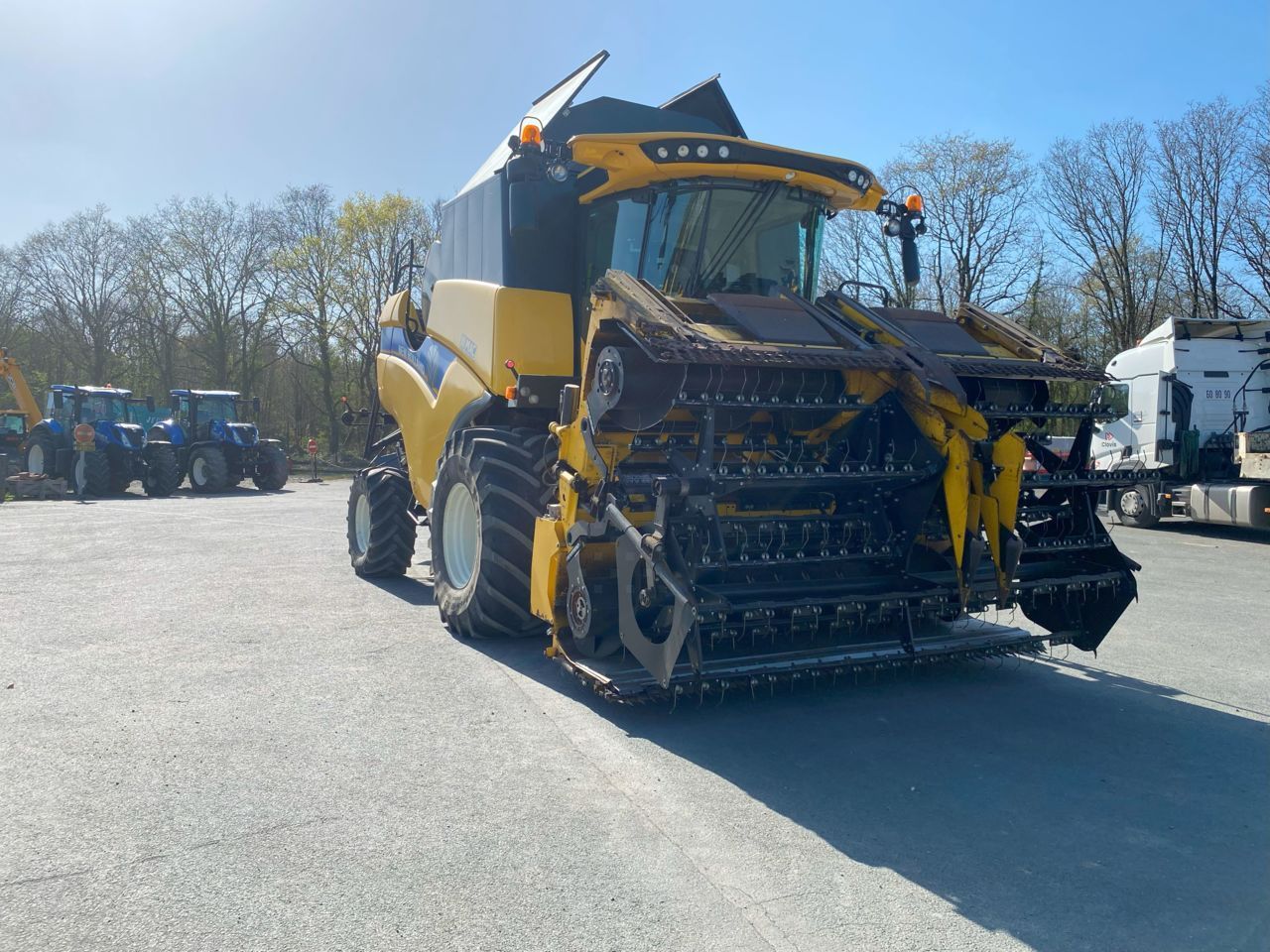 E-FARM: New Holland cx 6.90 - Cosechadora - id HRMPUMD - 145.900 € - Año: 2018 - Horas: 1483,Francia