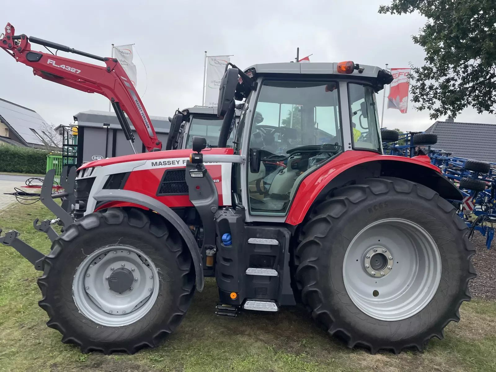 E-FARM: Massey Ferguson 6S.145 Exclusive - Tractor - id XKT4FWS - €119,000 - Year of construction: 2024 - Engine hours: 125,Engine power (HP): 145,Germany