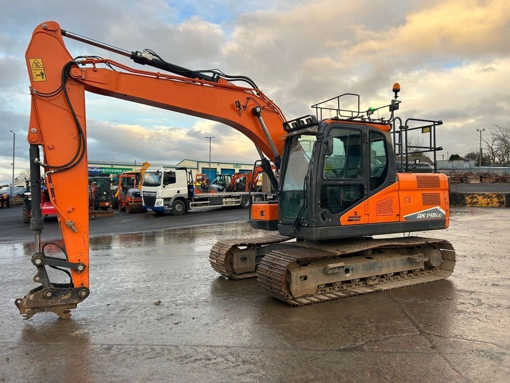 Doosan dx140 lc-7 ( new model ) Crawler excavator €41,187