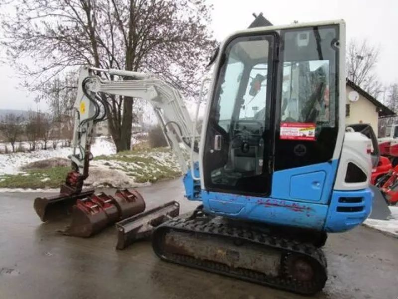 Takeuchi tb 230 - powertilt + hydr. schnellwechsler + 4 l Mini-pelle 28 900 €