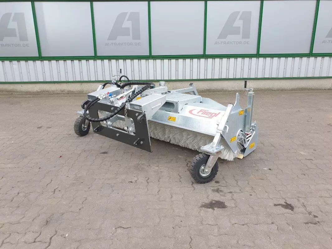 E-FARM: Fliegl kehrmaschine typ 600 - Equipamiento municipal - id RBTTFZA - 6900 € - Año: 2024 - Alemania