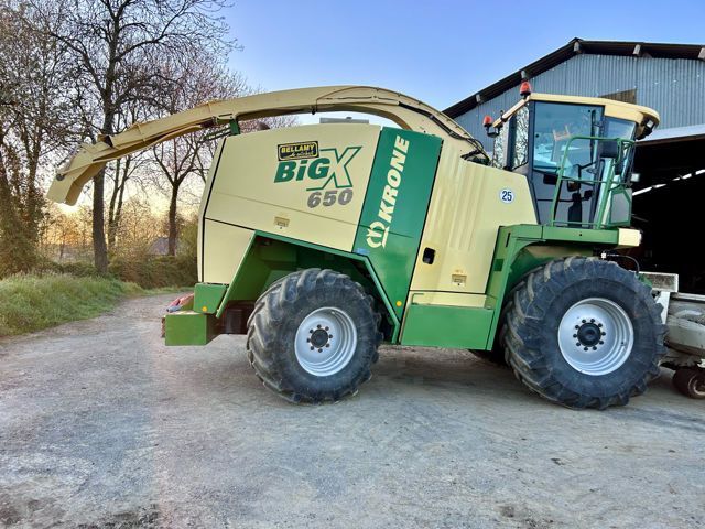 E-FARM: Krone BiG X 650 - Feldhäcksler (selbstfahrend) - id N53BKVI - 79.000 € - Baujahr: 2010 - Abgelesene Motorstunden: 3.700,Frankreich