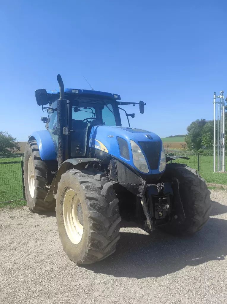 E-FARM: New Holland T7050 AC - Tractor - id Y6VGESS - €55,000 - Year of construction: 2009 - Engine hours: 6,030,Engine power (HP): 210,France