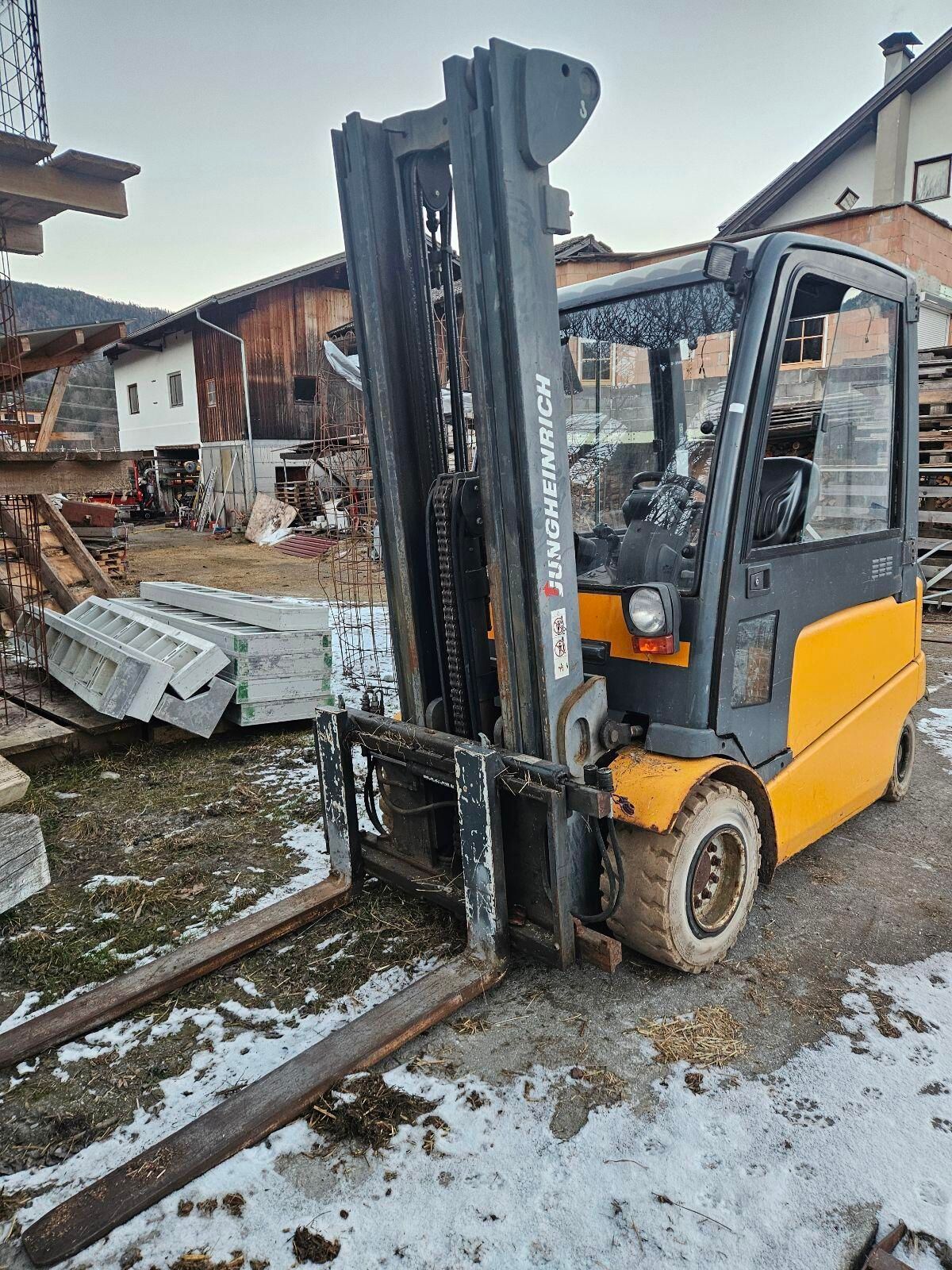 JUNGHEINRICH Carrello elevatore 11.000 €
