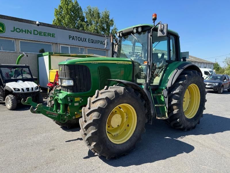 E-FARM: John Deere 6820 Premium - Trattore - id V2NDD6M - 28.500 € - Anno di costruzione: 2004 - Ore: 8.710,Potenza del motore: 135,Francia