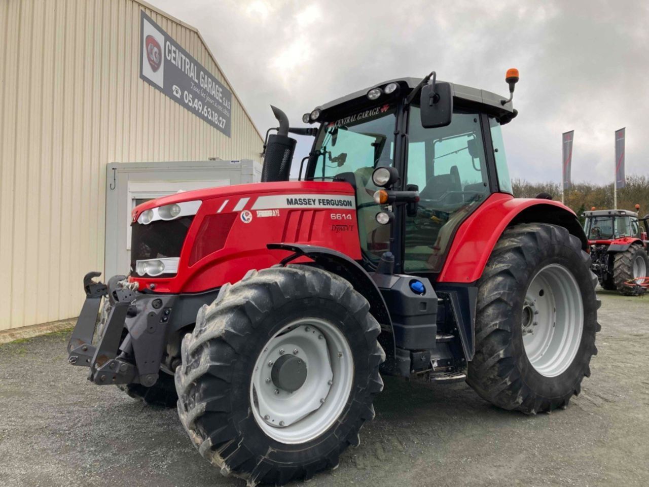 E-FARM: Massey Ferguson 6614 Dyna-VT - Tractor - id B8GYAYV - 64.000 € - Año: 2016 - Horas: 4960,Potencia del motor: 140,Francia