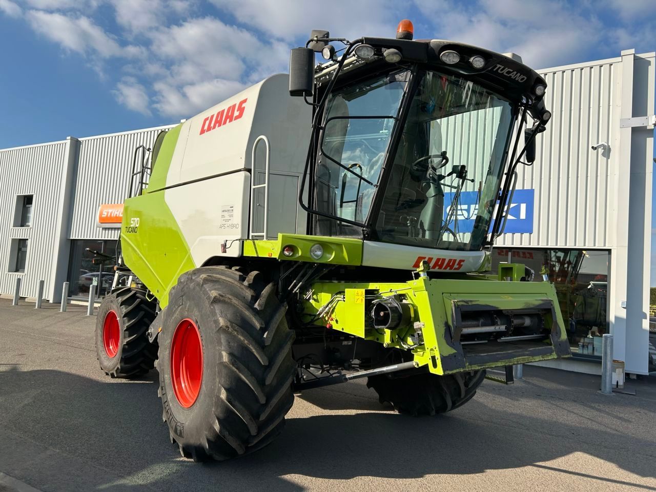 E-FARM: Claas Tucano 570 - Mähdrescher - id 1UGLHDZ - 159.000 € - Baujahr: 2016 - Abgelesene Motorstunden: 1.396,Motorleistung (PS): 354,Frankreich