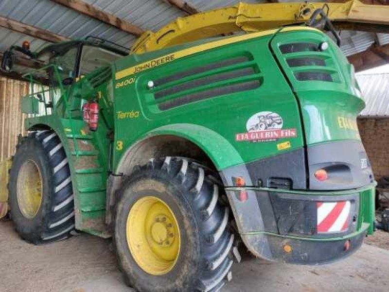 E-FARM: John Deere 8300 - Trinciatricia semovente - id YCYFRWL - Anno di costruzione: 2021 - Ore: 1.300,Francia