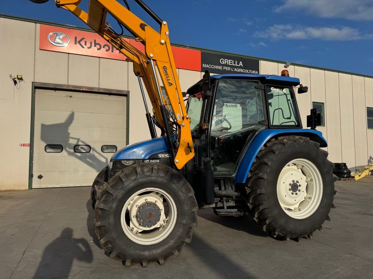 E-FARM: New Holland TL100 - Traktor - id LIJAVL4 - 27.500 € - Produktionsår: 2001 - Motortimer: 6.293,Motoreffekt (HP): 100,Italien