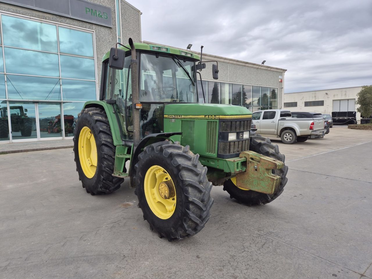 E-FARM: John Deere 6400 - Traktor - id PHFTFDM - Baujahr: 1995 - Abgelesene Motorstunden: 11.000,Motorleistung (PS): 100,Italien