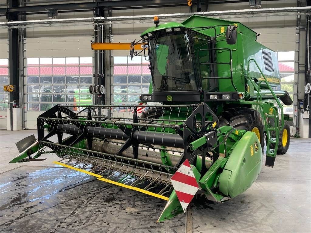 E-FARM: John Deere 1450 - Combine harvester - id PWQ9DCL - €57,500 - Year of construction: 2007 - Engine hours: 2,820,Engine power (HP): 205,Germany