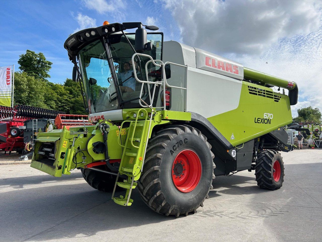 E-FARM: Claas Lexion 670 - Moissoneuse-batteuse - id GLPTNC6 - 181 080 € - Année: 2017 - Lecture du nombre d'heure: 1 513,Puissance du moteur (chevaux): 435,08,Royaume-Uni