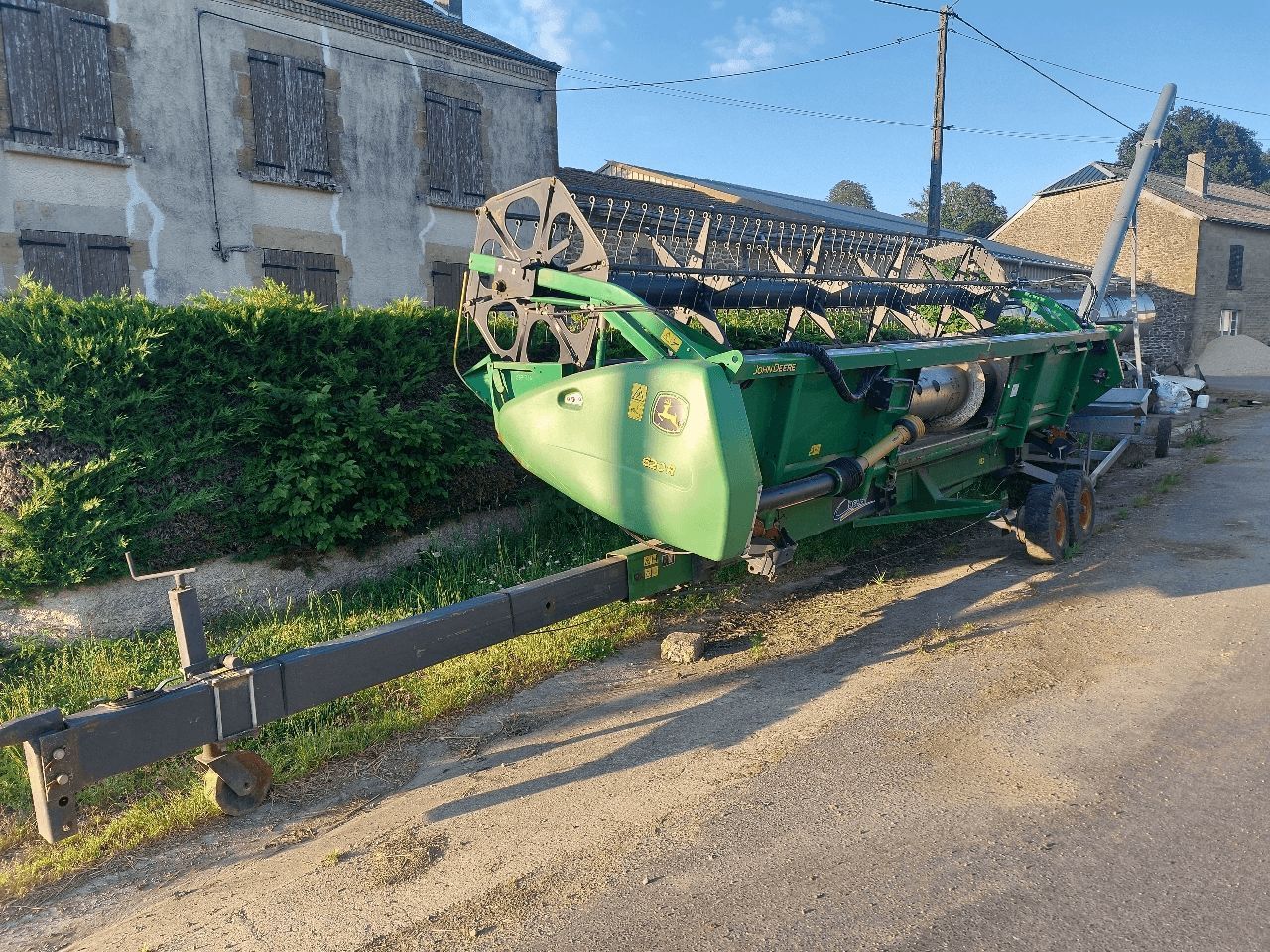 E-FARM: John Deere 620R - Hedery do kombajnów zbożowych/sieczkarni - id SJV8IQG - 15 000 € - Francja