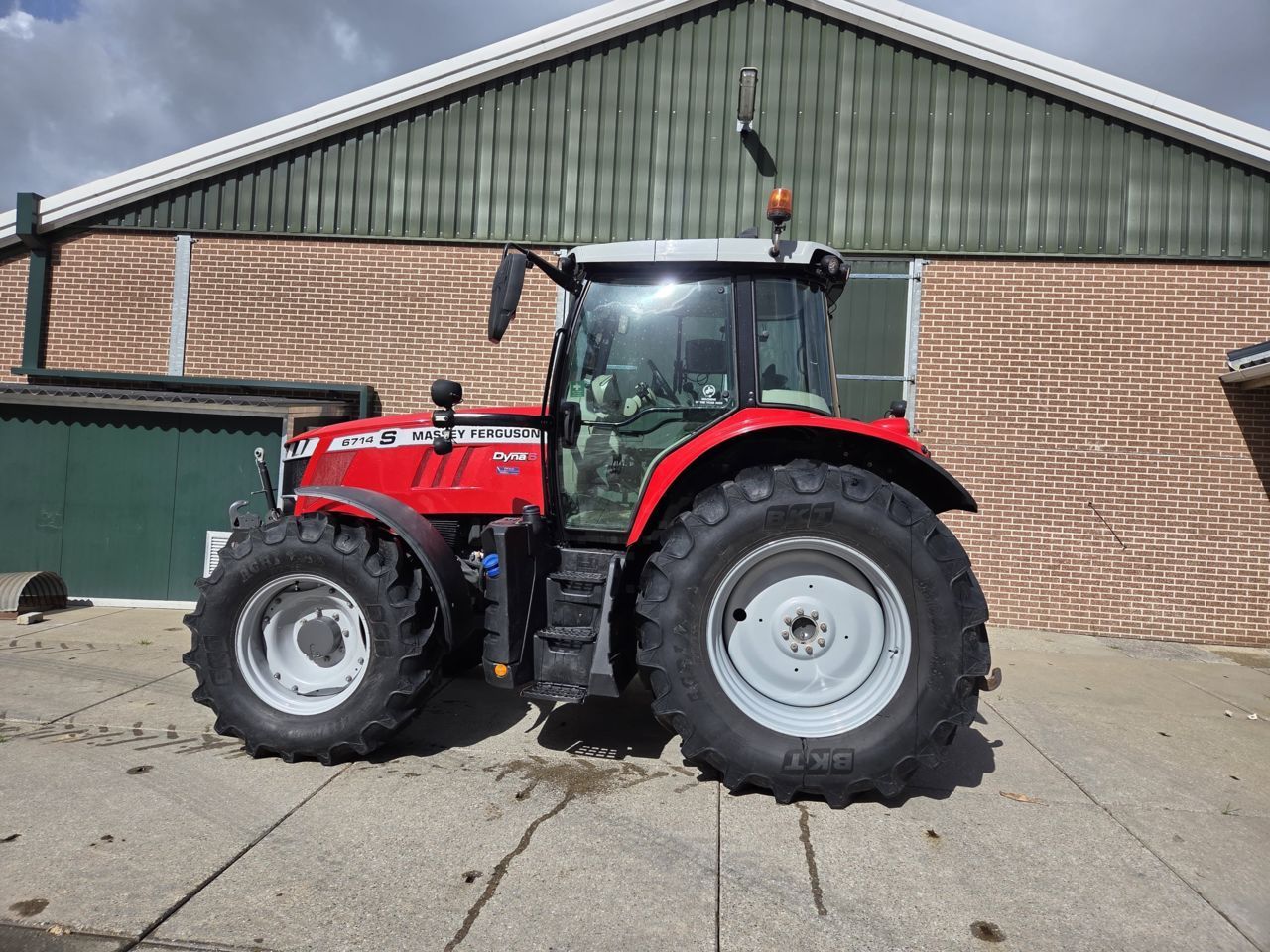 Massey Ferguson 6714 S Traktor 85 000 €