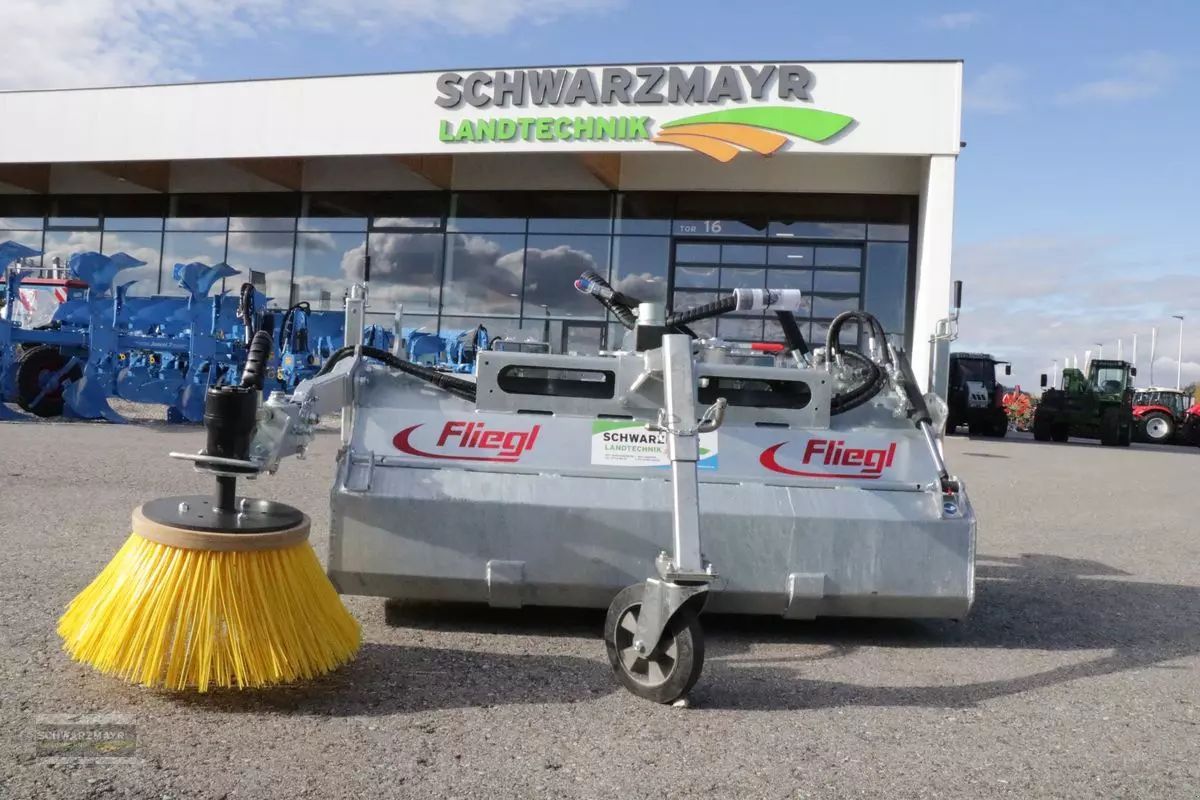 E-FARM: Fliegl kehrmaschine 1550 sb - Equipamiento municipal - id RAD4YZX - 5819 € - Año: 2022 - Austria