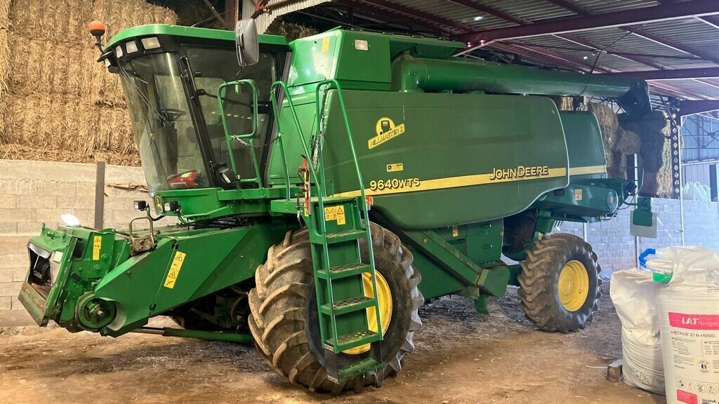 E-FARM: John Deere 9640 - Combine harvester - id PWHH4NE - €62,000 - Year of construction: 2003 - Engine hours: 2,750,Engine power (HP): 290,France