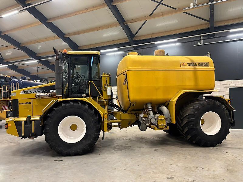 Terra-Gator 2104 Esparcidor de estiércol líquido autopropulsado 32.800 €