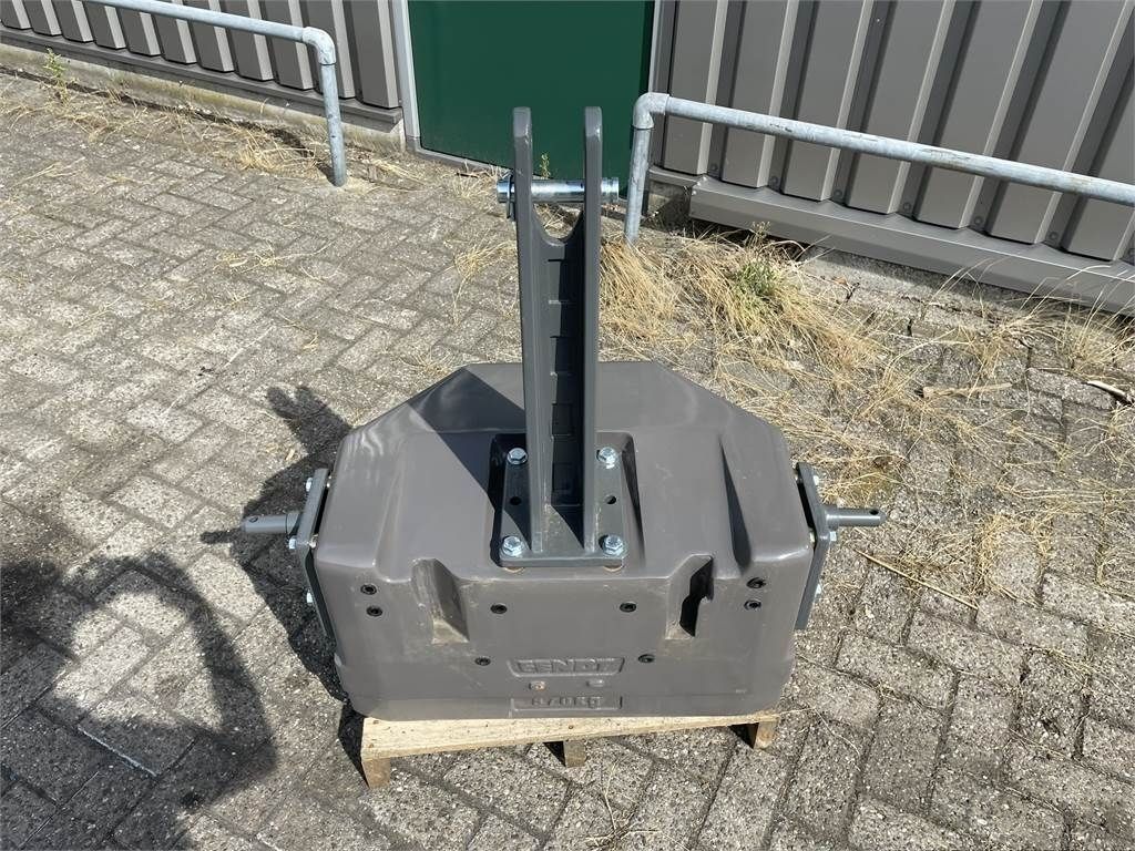 E-FARM: Fendt 870 kg gietijzerfrontgewicht - Trattore - id HTQ8EXE - Paesi Bassi