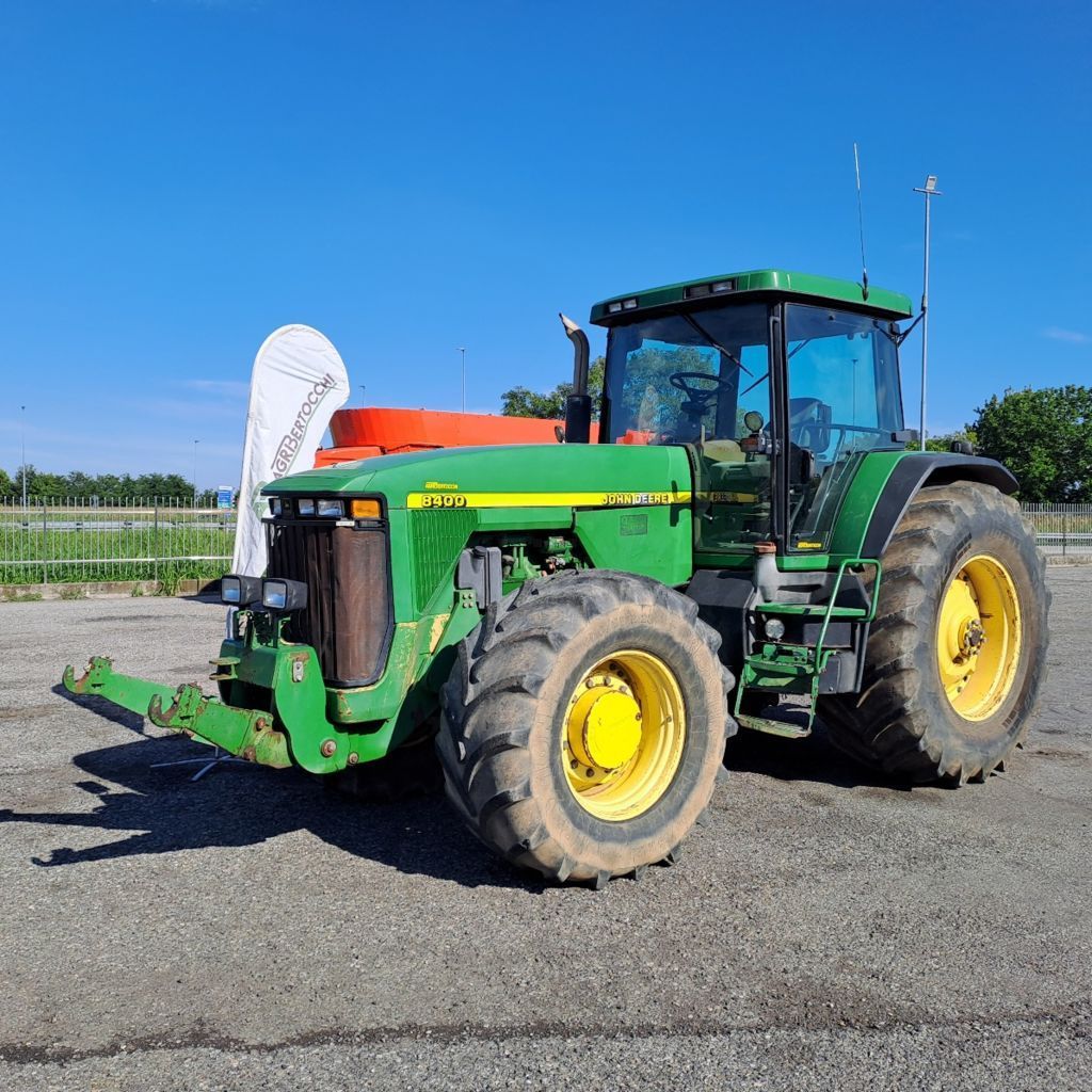 E-FARM: John Deere 8400 - Tracteur - id SKIKHYG - 30 000 € - Année: 1999 - Lecture du nombre d'heure: 16 343,Puissance du moteur (chevaux): 260,Italie