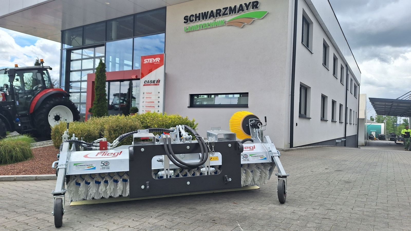 E-FARM: Fliegl kehrmaschine 2300 - Equipamiento municipal - id CBUB9XJ - Año: 2025 - Austria