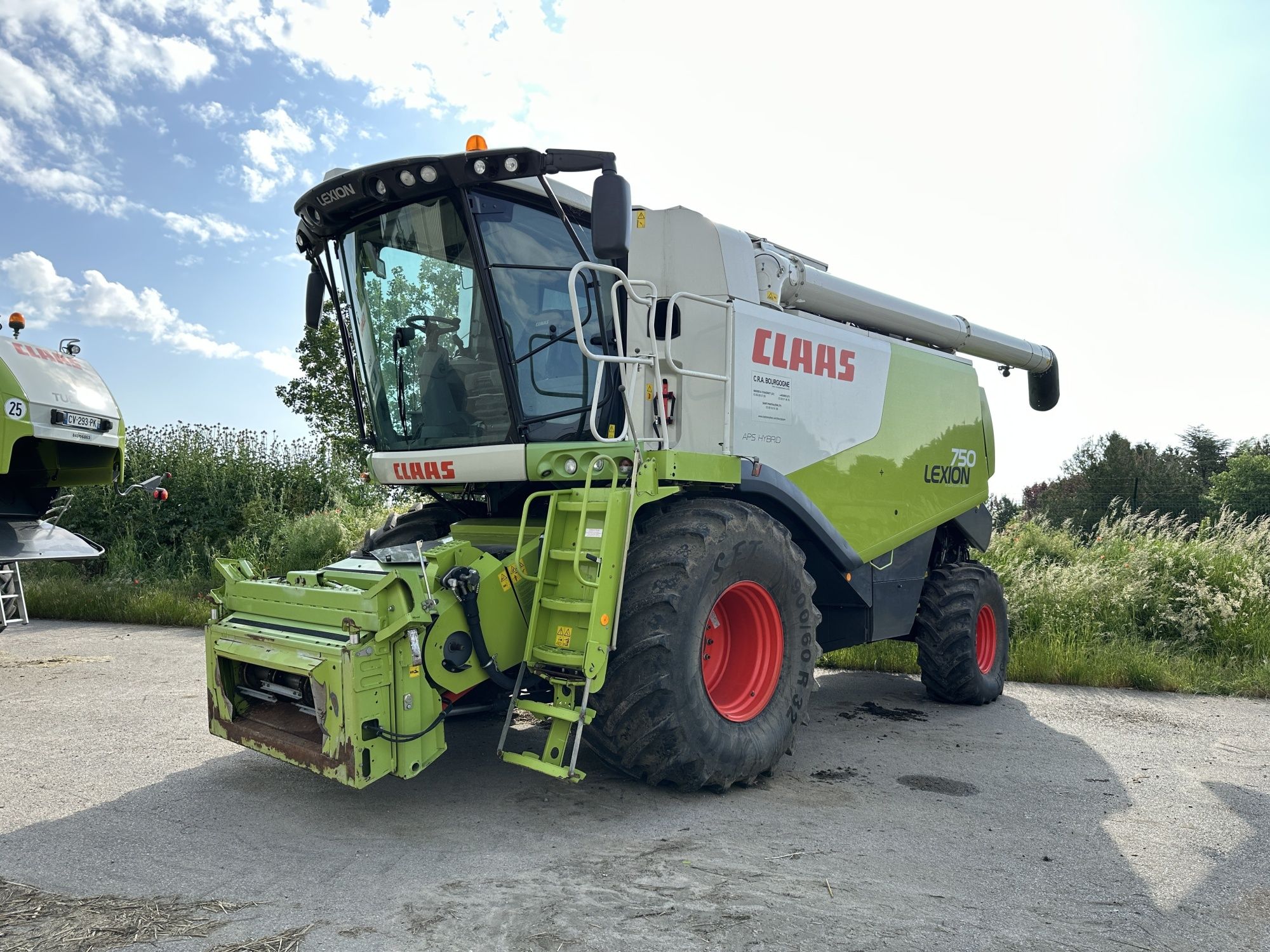 E-FARM: Claas Lexion 750 Montana - Combine harvester - id SPNGD3F - €122,000 - Year of construction: 2012 - Engine hours: 3,300,Engine power (HP): 431,France