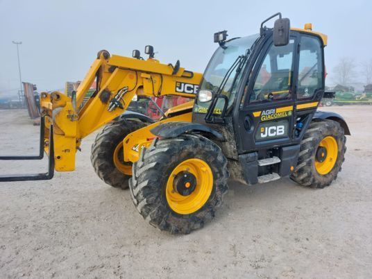 E-FARM: JCB 532-60 AGRI - Chargeur télescopique  - id 8KPRFC4 - 60 000 € - Année: 2020 - Lecture du nombre d'heure: 2 654,Puissance du moteur (chevaux): 130,France