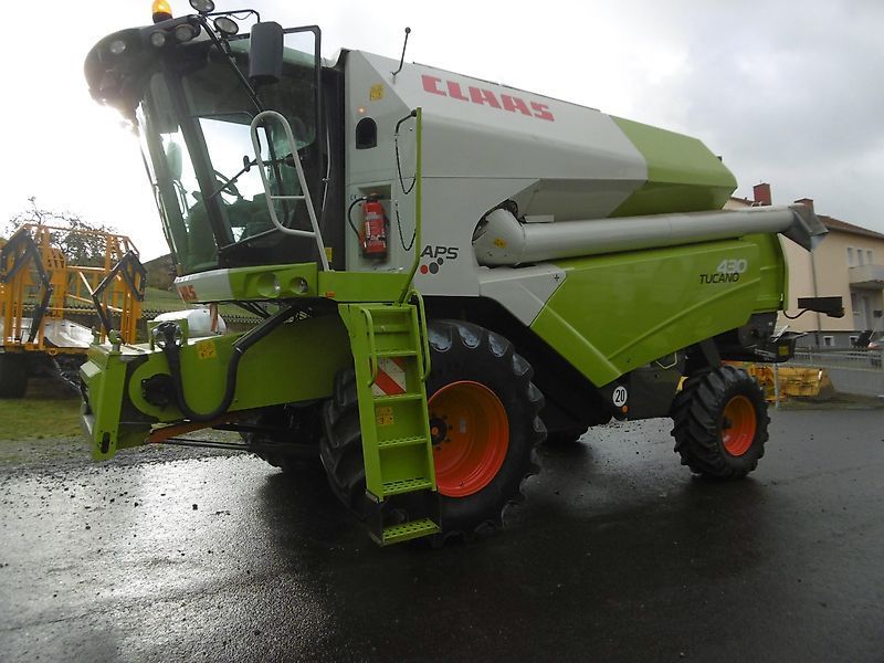 Claas Tucano 430 Combine harvester €120,000