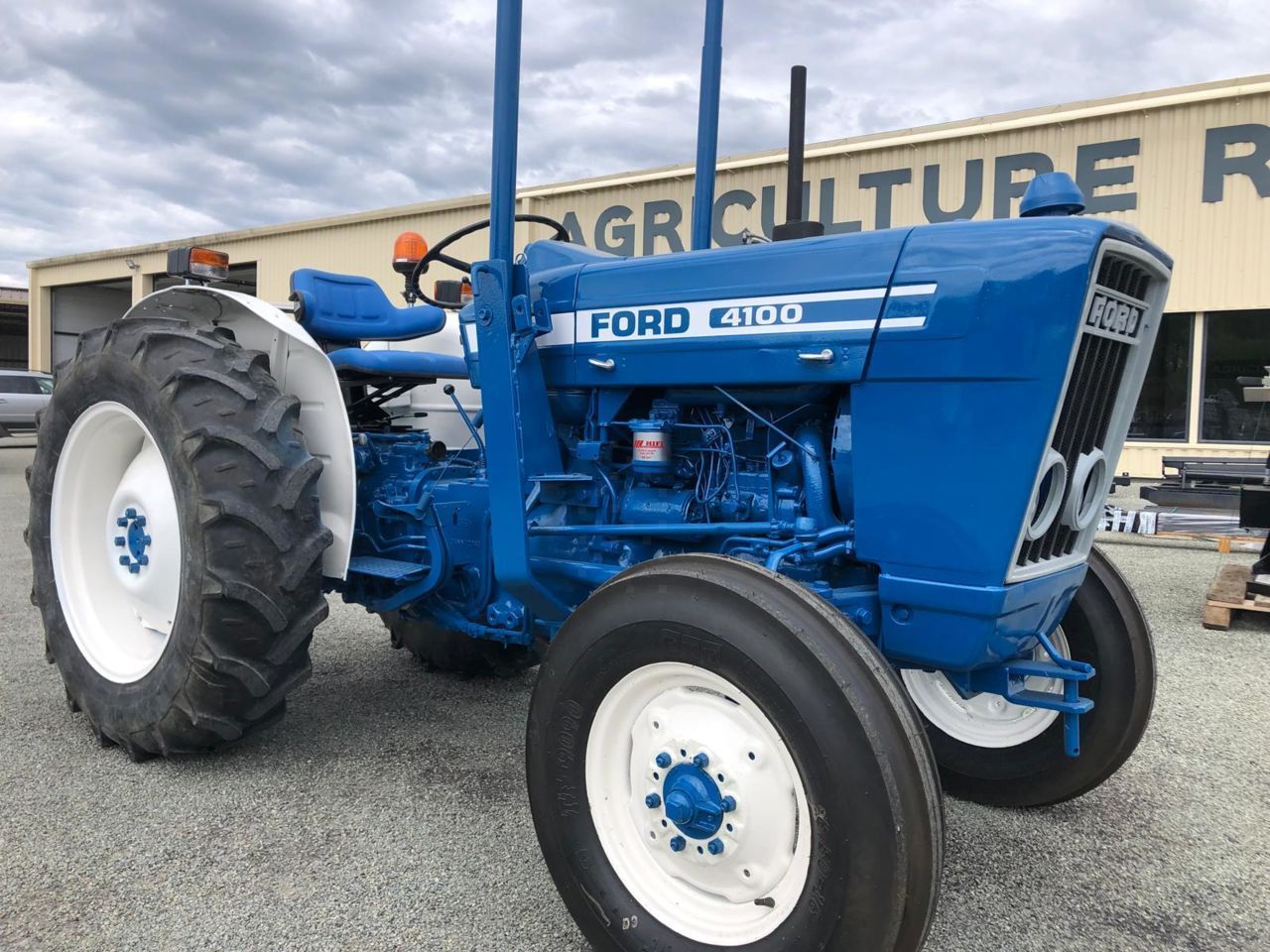 Ford 4100 arceau tracteur à 13 200 € sans tva Tractor
