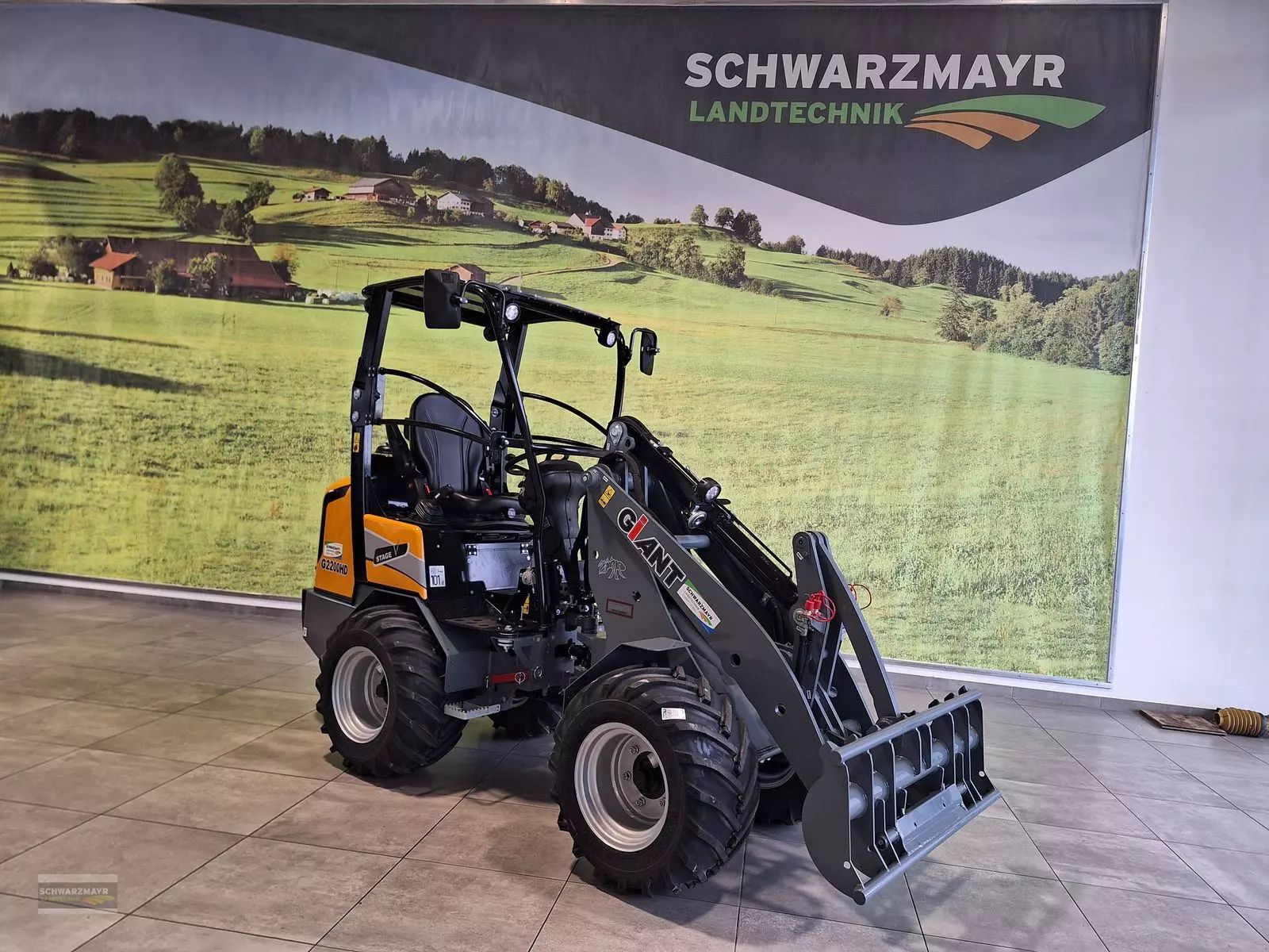 E-FARM: Giant g2200 hd fsd - Chargeuse à roues téléguidée - id YZLGV96 - Année: 2023 - Lecture du nombre d'heure: 2,Puissance du moteur (chevaux): 26,Autriche