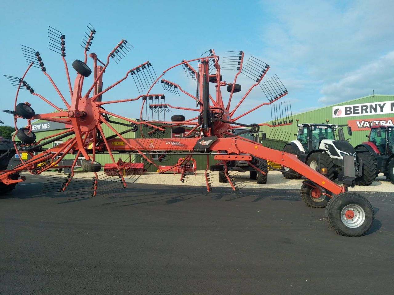 E-FARM: Kuhn GA 9030 - Karuzelowy przetrząsacz do siana - id ZUV3GV2 - 17 000 € - Rok produkcji: 2017 - Francja