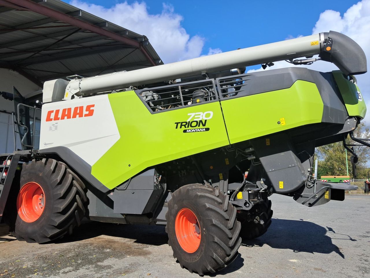 E-FARM: Claas Trion 730 Montana - Mähdrescher - id XYW6SQP - 285.000 € - Baujahr: 2022 - Abgelesene Motorstunden: 330,Motorleistung (PS): 408,Frankreich