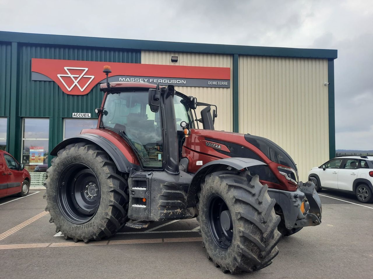 E-FARM: Valtra T235 Direct - Traktor - id MF37CJF - 148 000 € - Rok produkcji: 2022 - Motogodziny: 1300,Moc silnika: 235,Francja