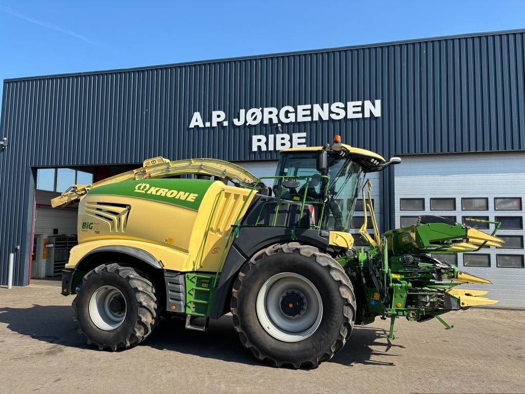E-FARM: Krone BiG X 780 - Savaeigis pašarų smulkintuvas - id FXY83IE - 339 165 € - Gamybos metai: 2022 - Variklio darbo valandos: 2 648,Variklio galia (AG): 775,Danija