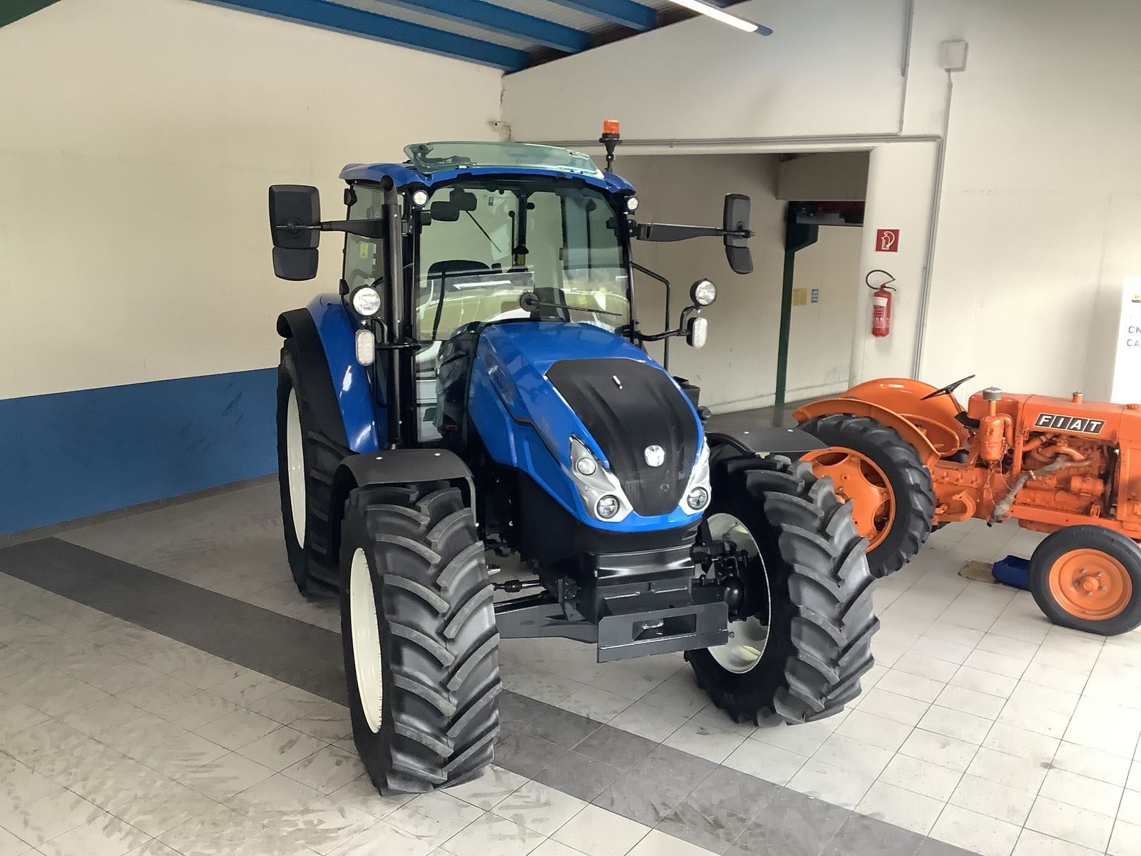 E-FARM: New Holland T5.90 - Trattore - id XYRRNIF - 62.917 € - Anno di costruzione: 2025 - Ore: 3,Potenza del motore: 90,Austria