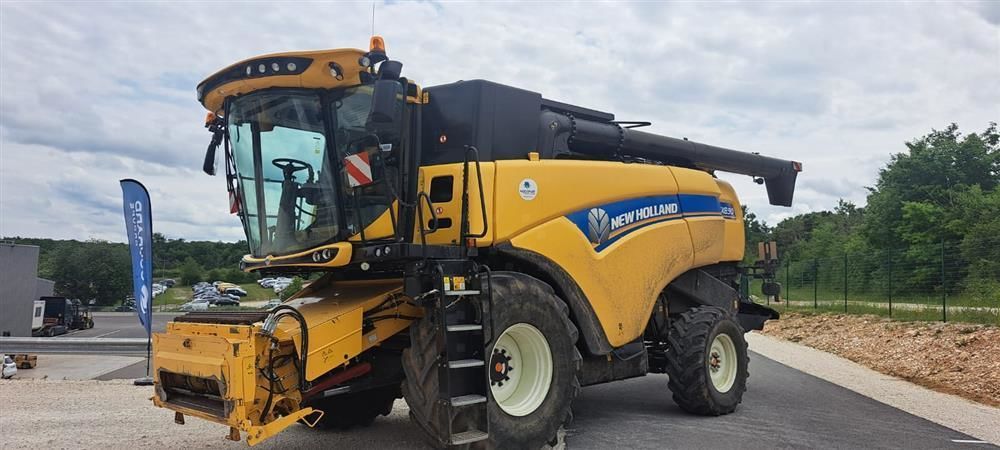 E-FARM: New Holland cx 8.90 - Mähdrescher - id PEDCBJK - Baujahr: 2018 - Abgelesene Motorstunden: 1.860,Frankreich