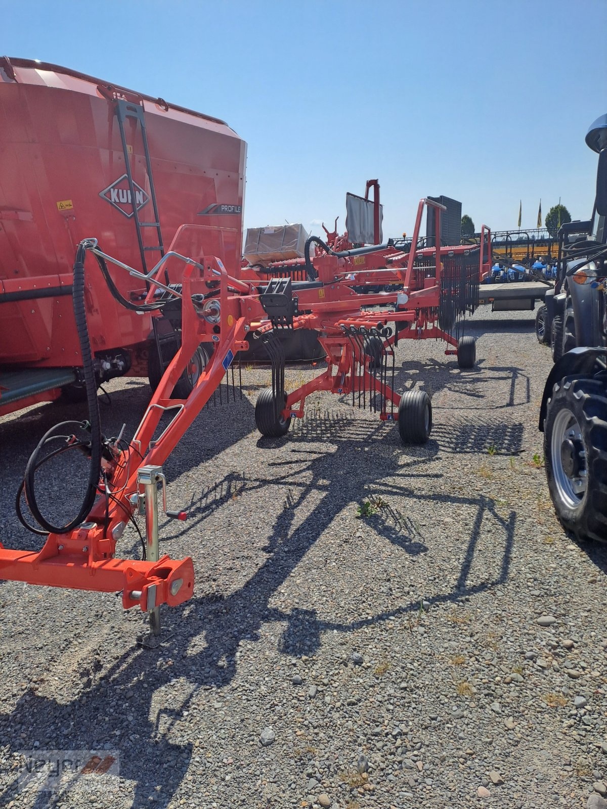 Kuhn GA 6632 windrower €22,814