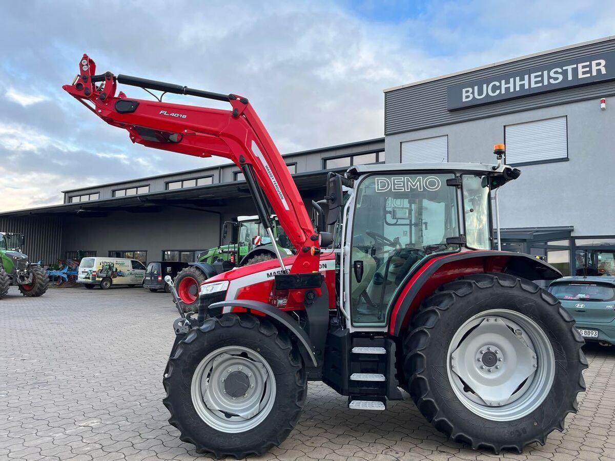 Massey Ferguson 5M.115 Tractor €82,500