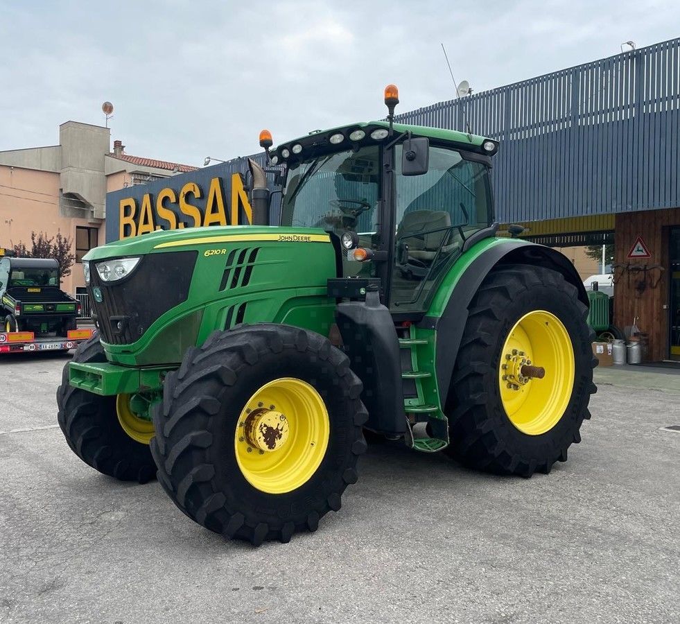 E-FARM: John Deere 6210 R - Tractor - id YALLPUX - €70,000 - Year of construction: 2014 - Engine hours: 9,050,Engine power (HP): 250,Italy